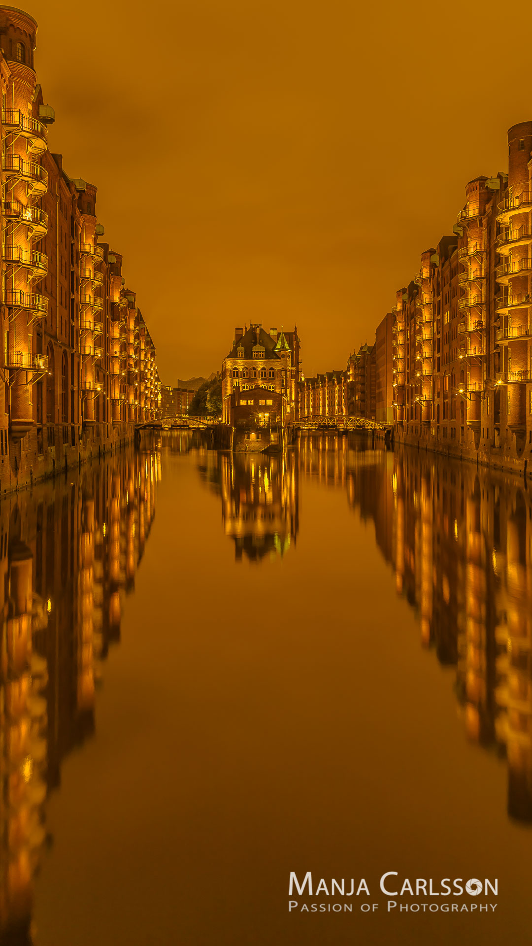 Das goldene Wasserschlösschen in Hamburg mit goldener Dunst-Wolkendecke - im Hochformat (f/8, ISO 100, 24mm, 13 Sek.)