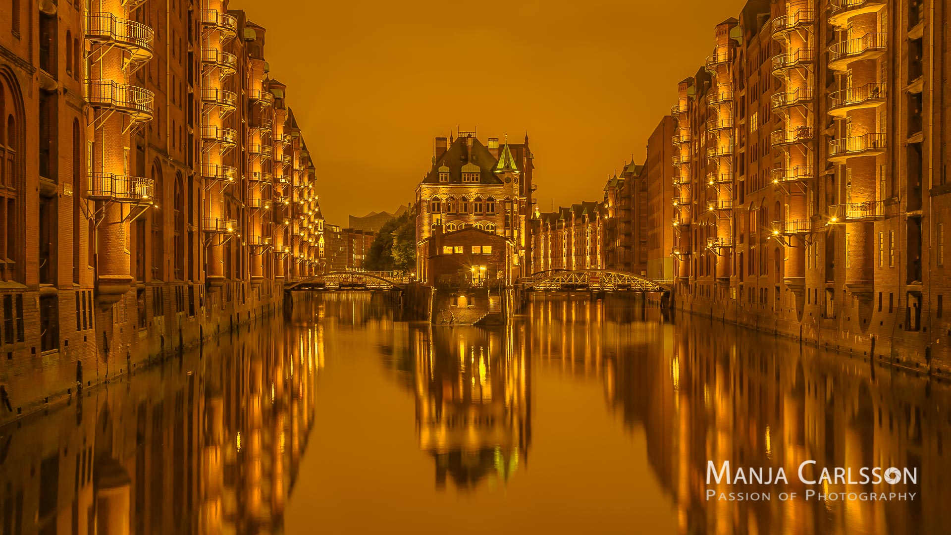Das goldene Wasserschlösschen in Hamburg mit goldener Dunst-Wolkendecke - im Querformat (f/8, ISO 100, 24mm, 13 Sek.)