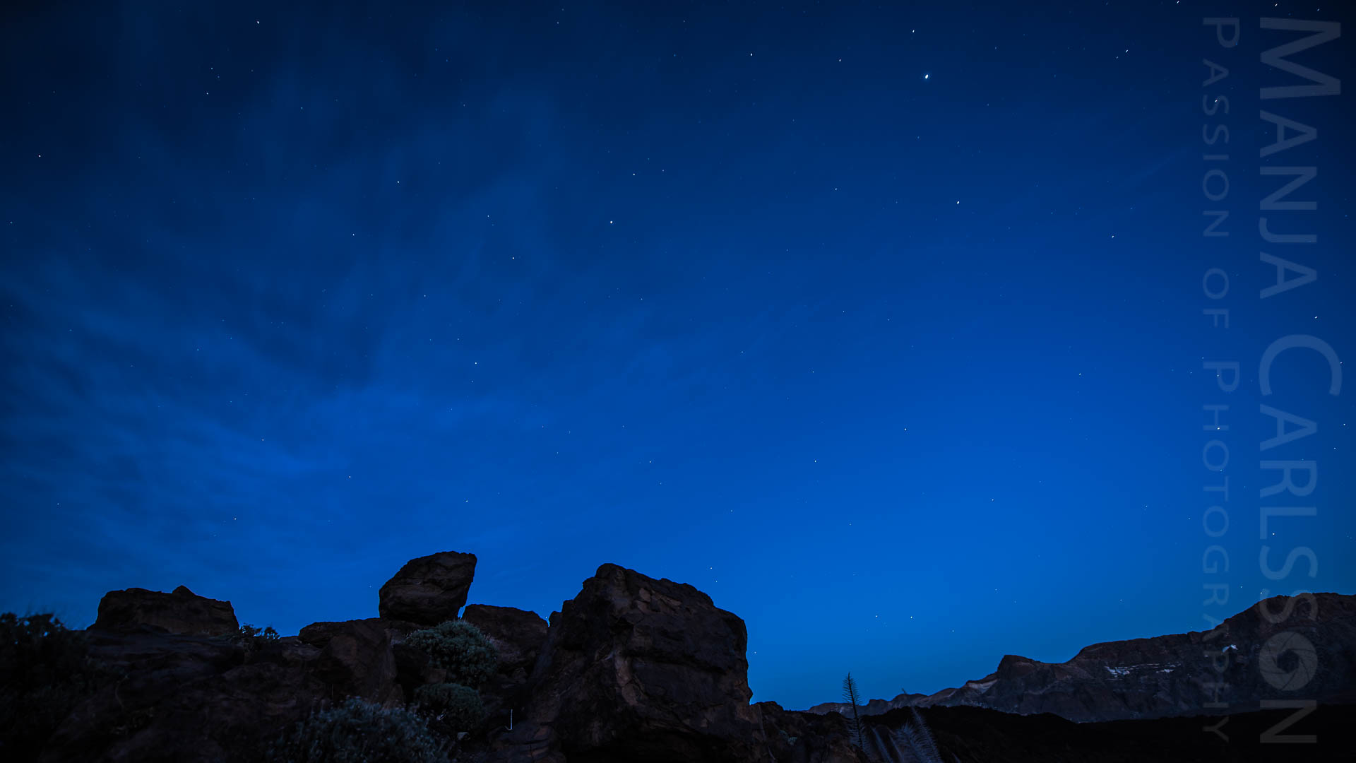 blaue Stunde im Teide Nationalpark mit Wolkenschleier und Sternen
