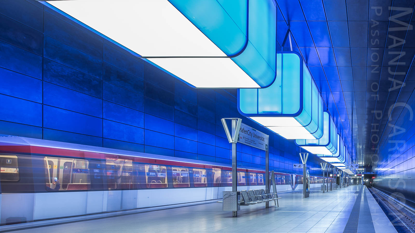 Bahnsteig U4 Hafencity Uni Hamburg mit einfahrendem Zug