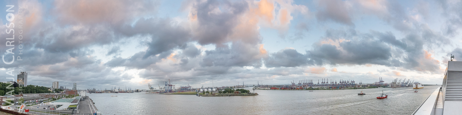 Blick vom Dockland auf den Hamburger Hafen - Panorama aus 12 Fotos 