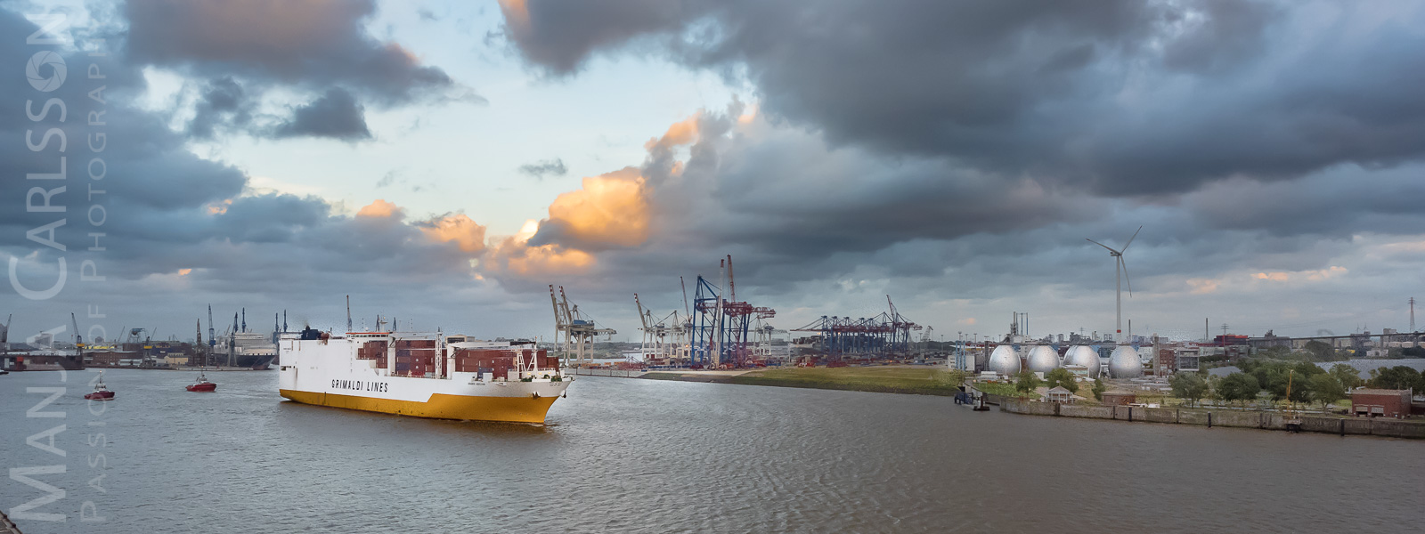 Containerschiff Grimaldi Lines verlässt den Hamburger Hafen
