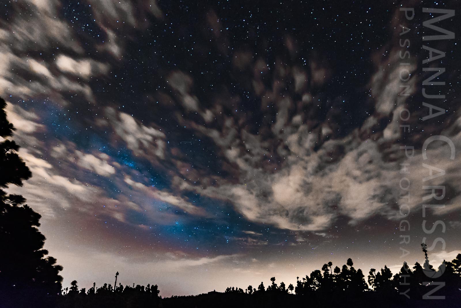 Spiel aus Wolken, Sternenhimmel mit aufgehender Milchstraße