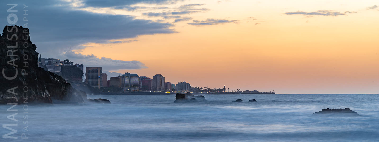 Wellen in Langzeit im abendlichen Sonnenlicht mit Blick auf Puerto de la Cruz
