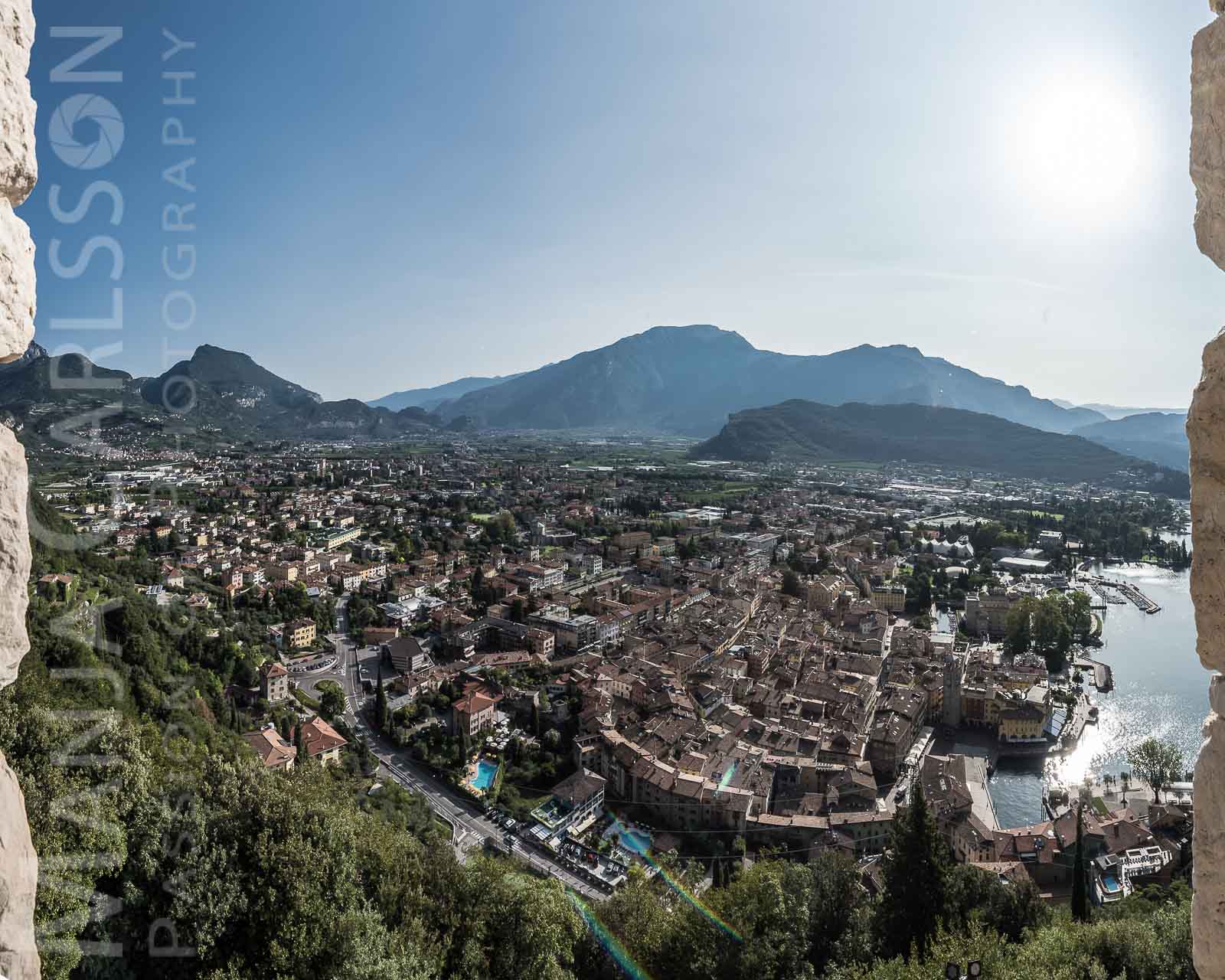Blick aus der Burg Bastione auf die Dächer von Riva (Panorama aus 7 Fotos)