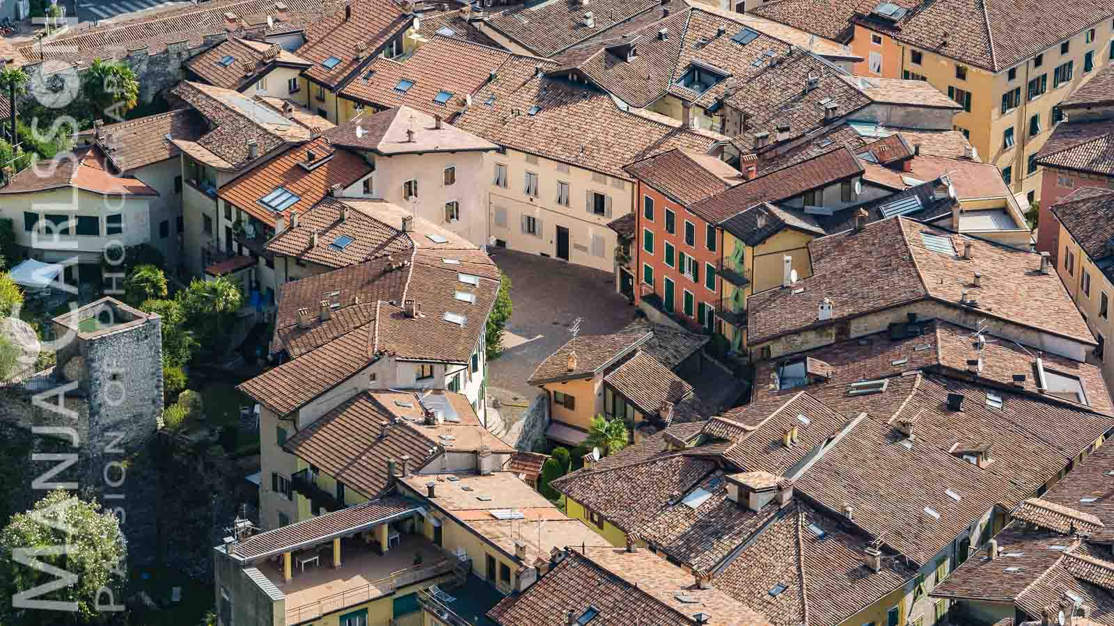 Dächer von Riva an der Stadtmauer entlang