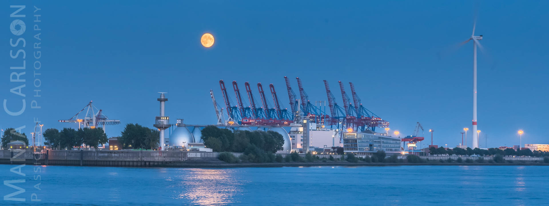 Mondaufgang über den Klärwerk Köhlbrandhöft in Hamburg