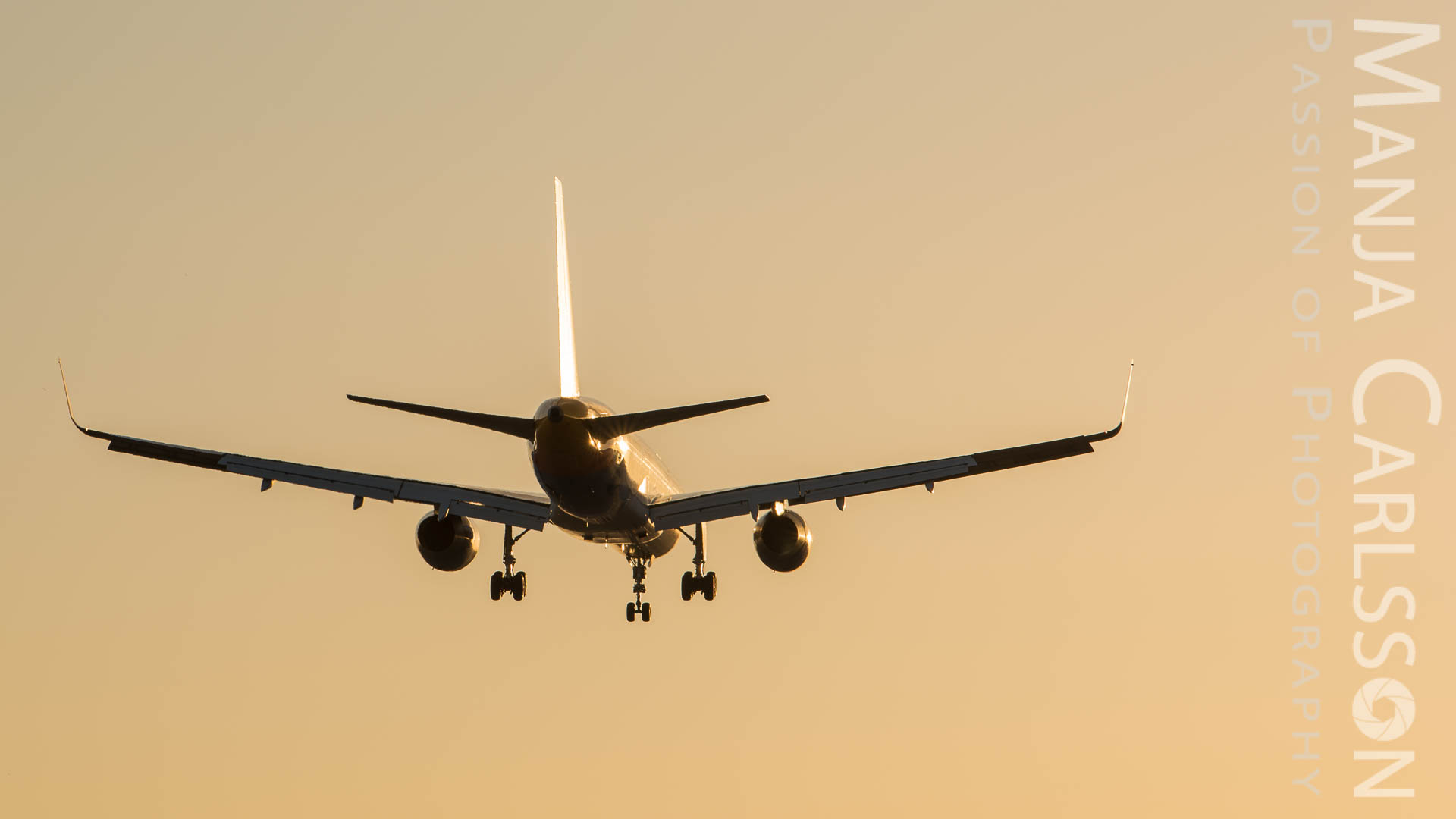Flugzeug im Landeanflug zum Sonnenuntergang