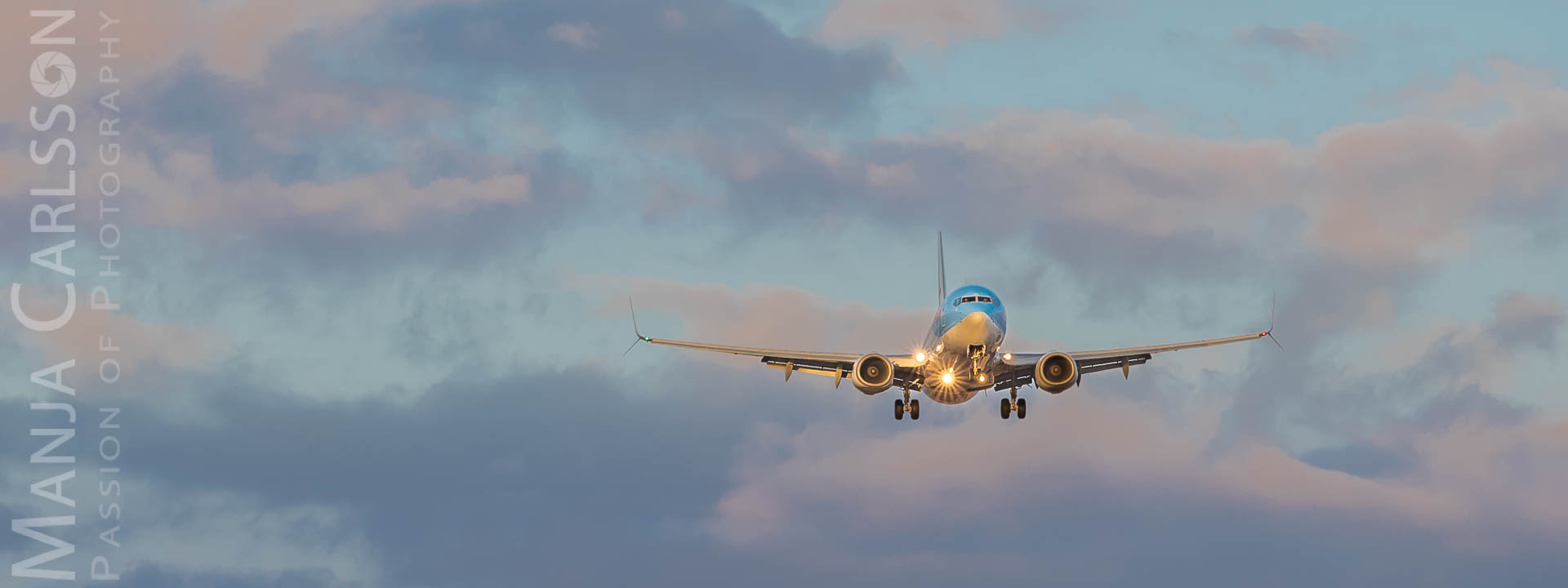 TUI Flugzeug im Landeanflug zum Sonnenuntergang