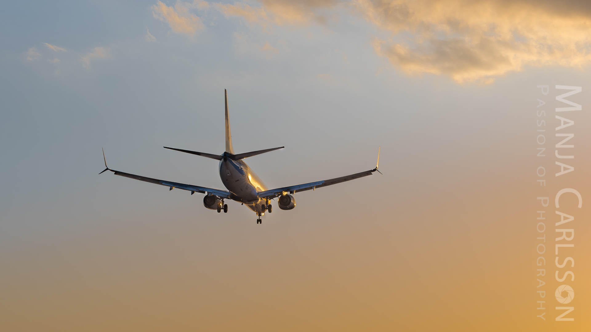 TUI Flugzeug im Landeanflug zum Sonnenuntergang