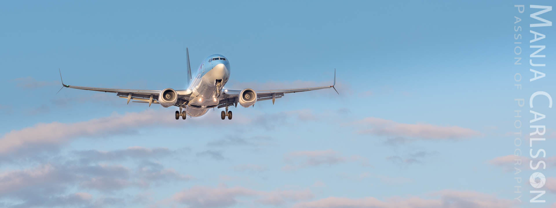 TUI Flugzeug im Landeanflug zum Sonnenuntergang