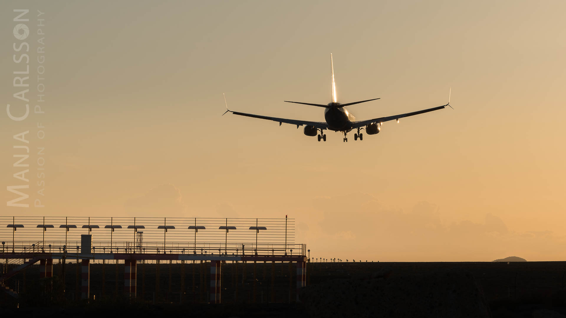 Tui Flugzeug-Silhouette im Landeanflug zum Sonnenuntergang
