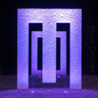 Puerta sin puerta (Kan Yasuda) in Garachico – lila Licht in Frontansicht