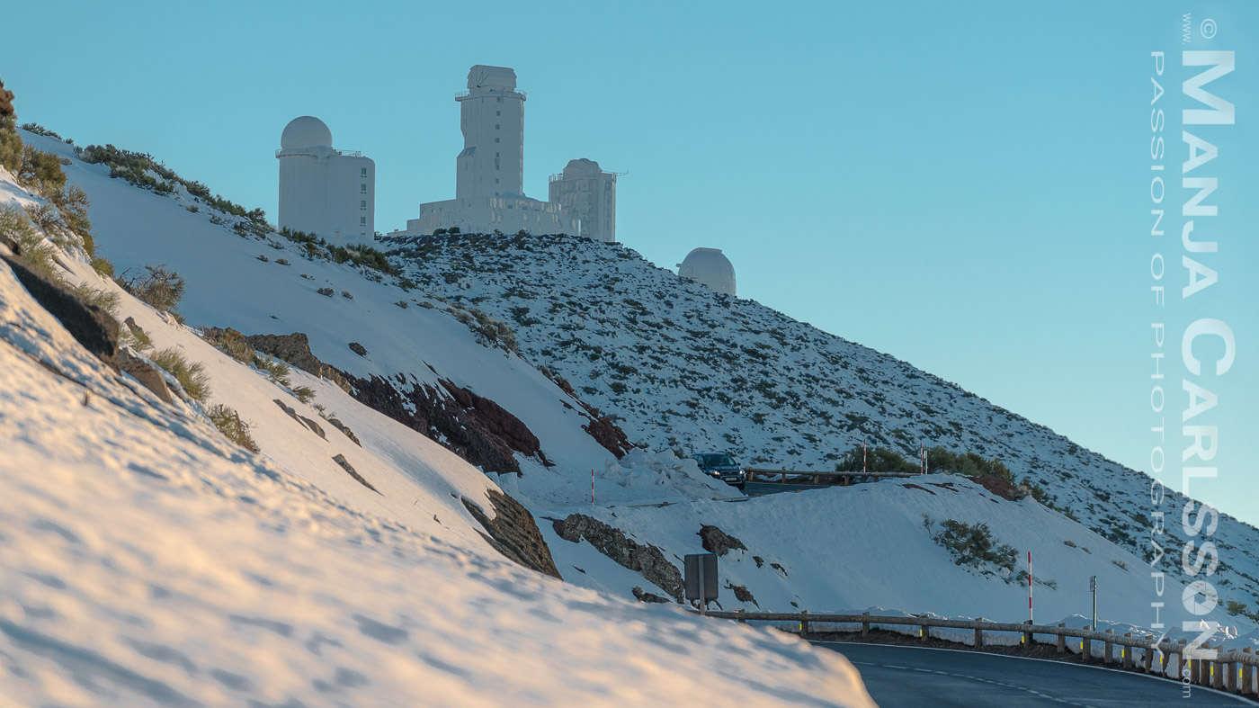 winterlicher Sonnenuntergang aufs Teneriffas Sternwarte (Izaña) im Schnee