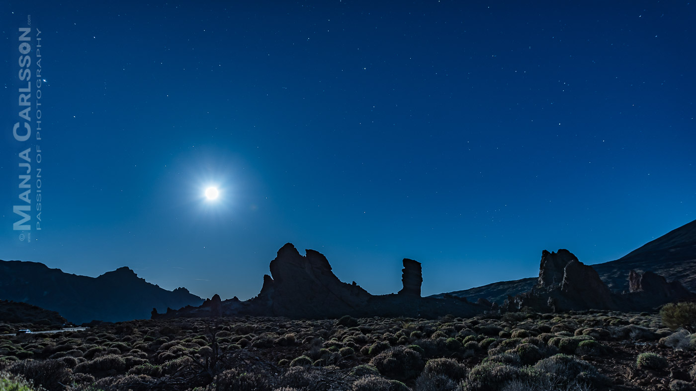 Blick auf den Roques de García in der Vollmondnacht mit Sternenhimmel