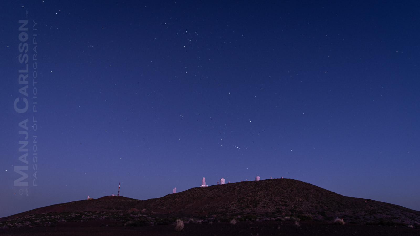 Izaña auf Teneriffa mit Sternbild Orion zur blauen Stunde