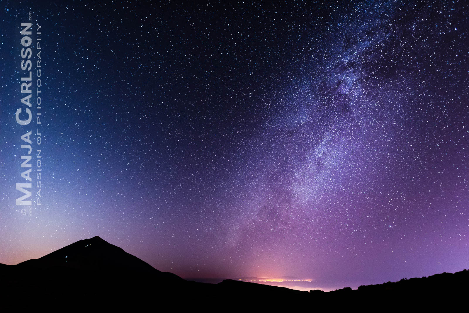 Milchstraße kurz nach Sonnenuntergang mit Blick auf Teide (Teneriffa) und Nachbarinsel La Palma