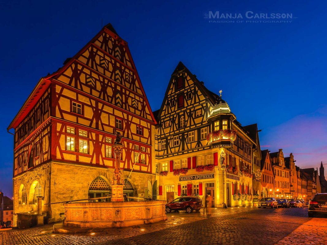 Das selbe Motiv, nur näher dran - Rothenburg ob der Tauber der weltbekannte St. Georgs Brunnen am Marktplatz zur blauen Stunde