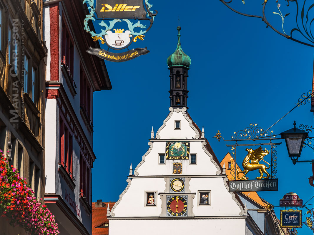 Rothenburg ob der Tauber - Glockenspiel - offene Fenster und Nasenschild