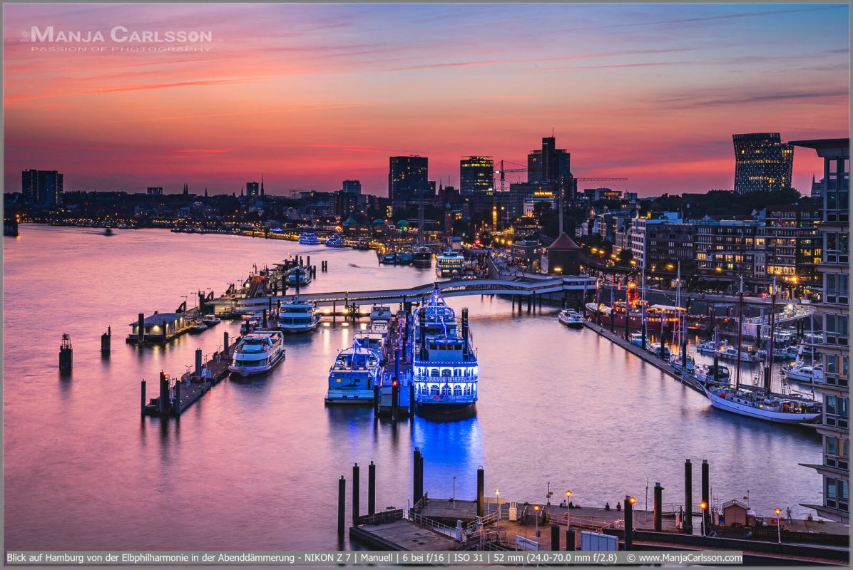 Blick auf Hamburg von der Elbphilharmonie in der Abenddämmerung