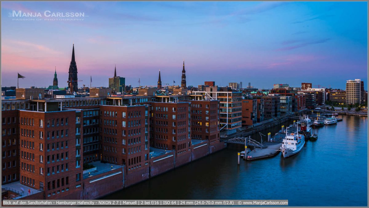 Blick auf den Sandtorhafen - Hamburger Hafencity zur blauen Stunde