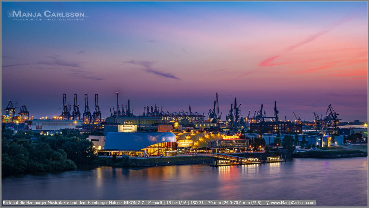Blick auf die Hamburger Musical-Zelte und dem Hamburger Hafen im Hintergrund in der Abenddämmerung