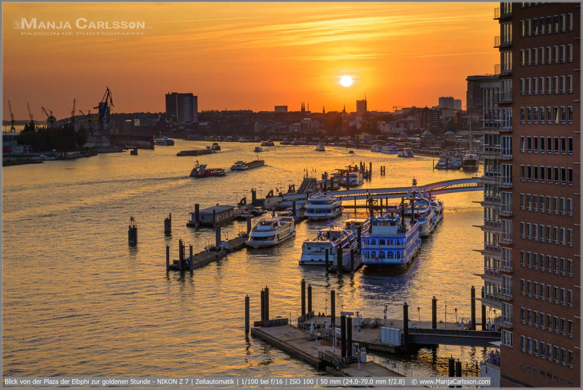 Blick von der Plaza der Elbphi zur goldenen Stunde mit Blick auf den Hamburger Hafen und Landungsbrücken