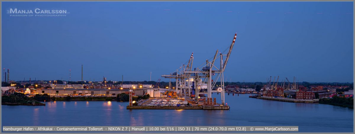 Hamburger Hafen - Afrikakai - Containerterminal Tollerort zur blauen Stunde