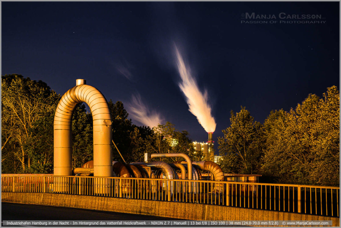 Industriehafen Hamburg in der Nacht - Im Hintergrund das Heizkraftwerk Vattenfall. 