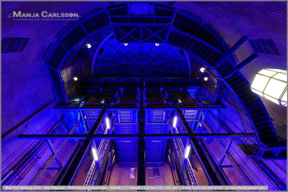 Blue Port Hamburg 2019 - Alter Elbtunnel - PKW-Fahrstuhlschacht im blauen Licht mit Blick zur Kuppel