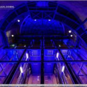 Blue Port Hamburg 2019 - Alter Elbtunnel - PKW-Fahrstuhlschacht im blauen Licht mit Blick zur Kuppel