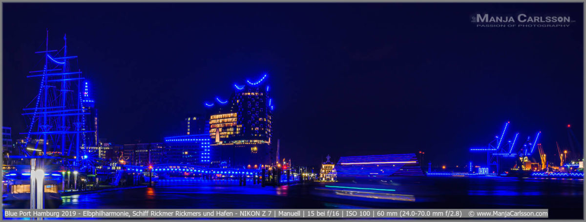 Blue Port Hamburg 2019 - Panoramablick mit blauen Lichtern auf Schiff Rickmer Rickmer, Elbphilharmonie bis zum Hafengelände auf der anderen Elbseite rüber. Ein vorbeifahrendes Schiff wirft Lichterstreifen auf der Elbe.