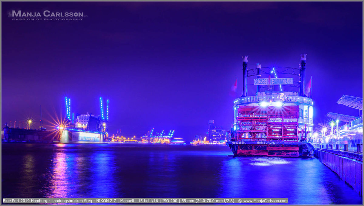 Blue Port 2019 Hamburg - Landungsbrücken - Blick entlang der Elbe auf großes Hafenrundfahrtschiff mit große, Schaufelrad in rot am Heck, Trockendock und Hafen