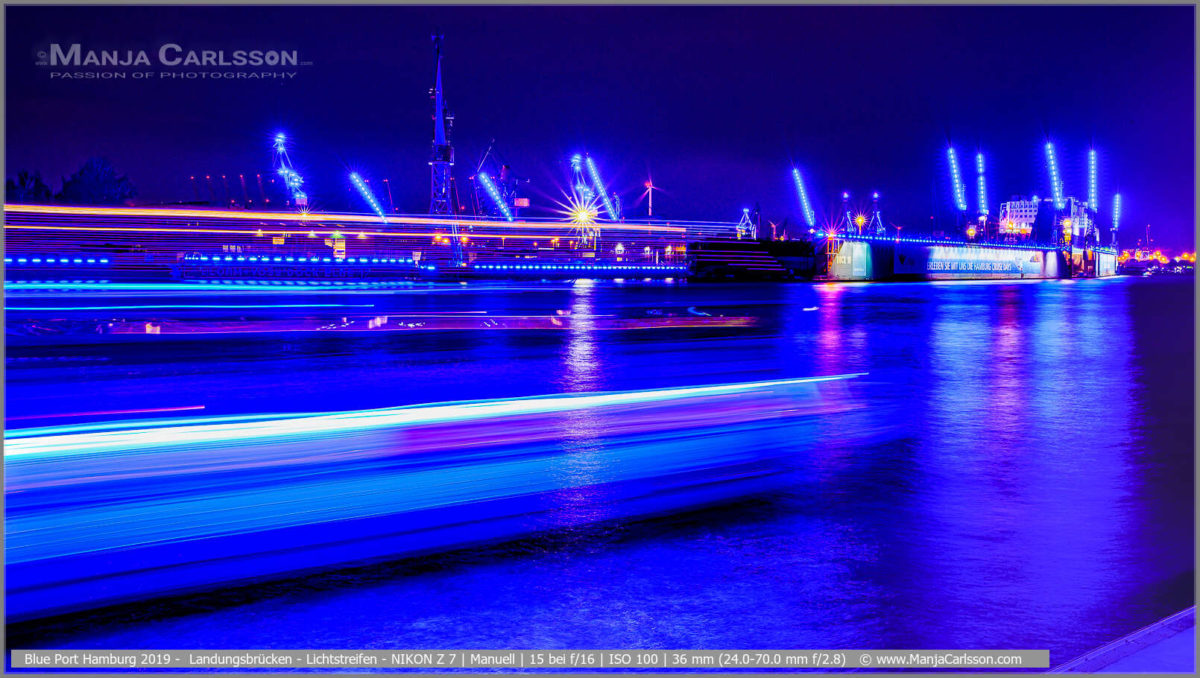 Blue Port Hamburg 2019 - Landungsbrücken - Lichtstreifen von Fähre und Blue Port Hafenkräne