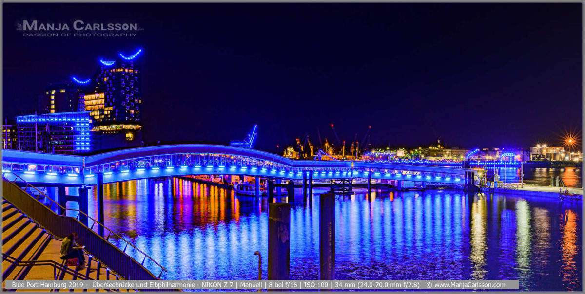 Blue Port Hamburg 2019 - blau leuchtende Überseebrücke und Elbphilharmonie