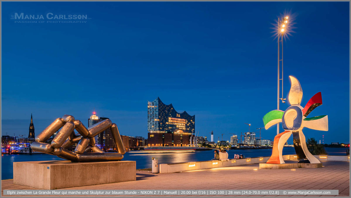 Elphi zwischen La Grande Fleur qui marche (Fernand Léger - franz. Künstler) und Skulptur zur blauen Stunde - Musical Boulevard Hamburg