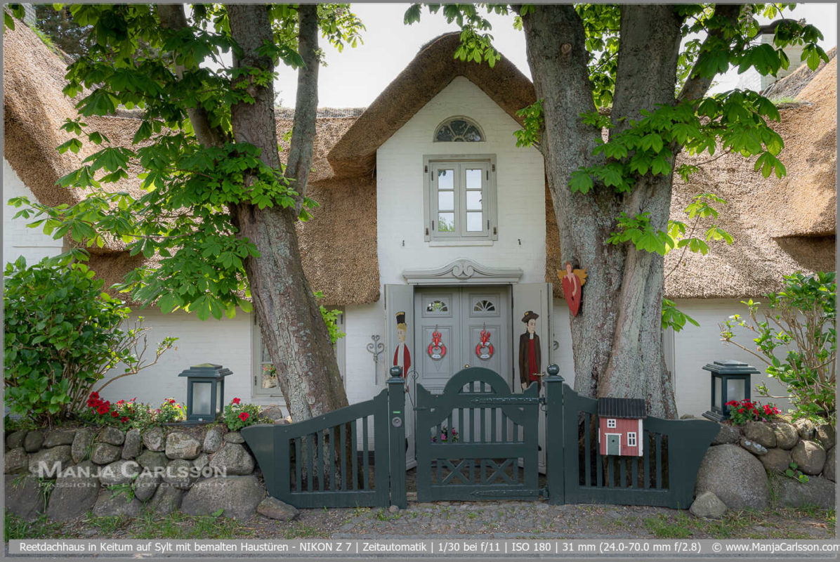 Reetdachhaus in Keitum auf Sylt mit bemalten Haustüren