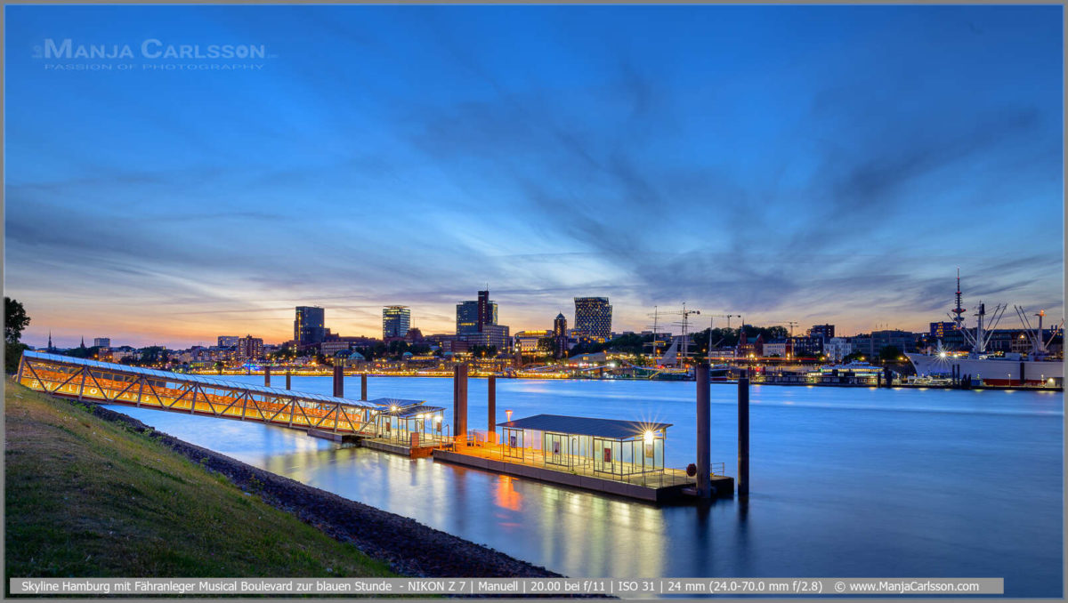 Skyline Hamburg mit Fähranleger Musical Boulevard zur blauen Stunde