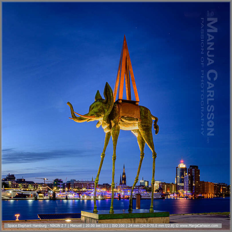 Space Elephant - Dali Elefant Skulptur / Salvatore Dali Statue - Hamburger Skyline - Kunst-Skulpturen am Musical-Boulevard Hamburg