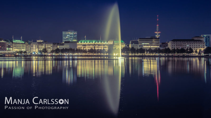 Binnenalster - Neuer Jungfernstieg nachts mit Wasserfontäne auf der Alster