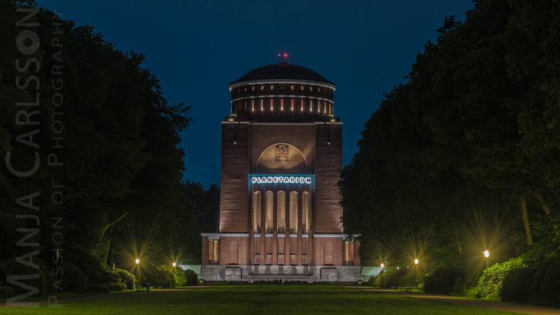 Planetarium Hamburg in einer blauen Juni-Nacht