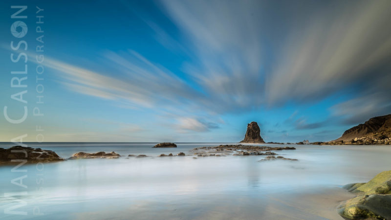 Playa del Benijo - Wolkenstreifen über Felsen in Langzeit