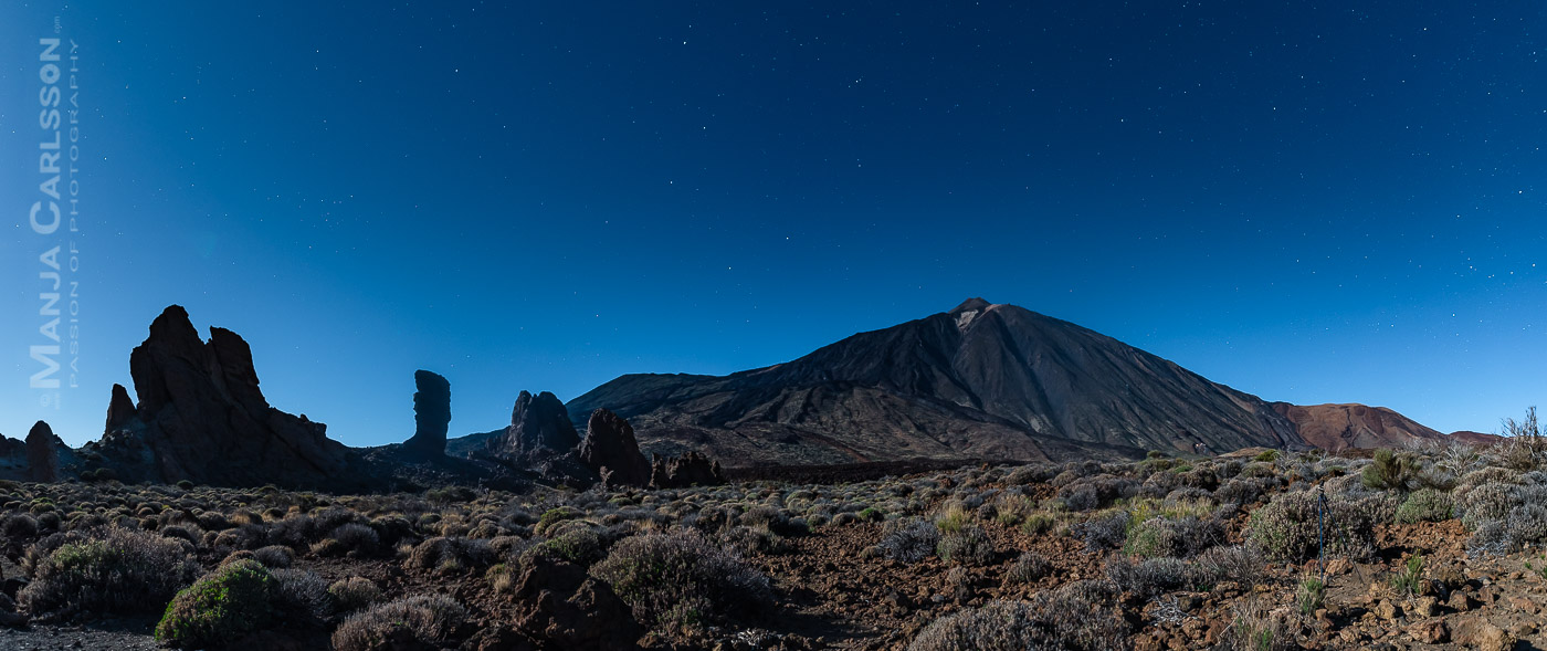 Panorama-Blick auf den Teide mit den Roques de García in der Vollmondnacht