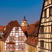 Rothenburg ob der Tauber - Auf der Stadtmauer entlang laufend die Dächer und die Fachwerkhäuser anschauend