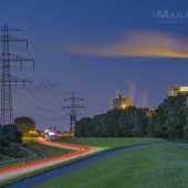 Vattenfall Heizkraftwerk Hamburg Moorburg zur blauen Stunde mit vielen roten Autolichterspuren