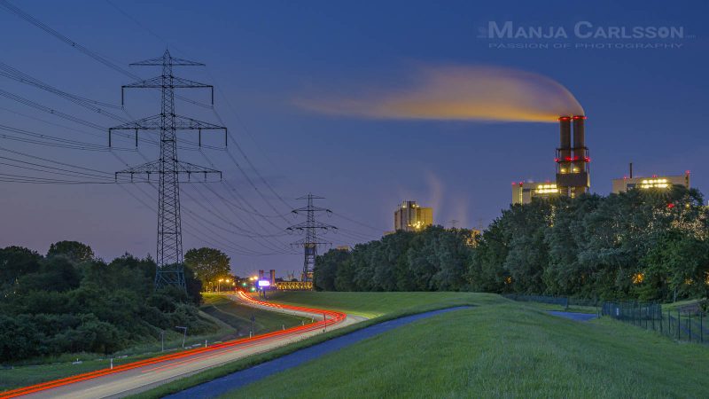 Vattenfall Heizkraftwerk Hamburg Moorburg zur blauen Stunde mit vielen roten Autolichterspuren