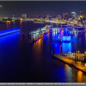 Blick auf Hamburgs Hafen und Landungsbrücken in der Nacht von der Elphi