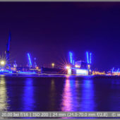 Blue Port Hamburg 2019 Blick vom Wassersteg auf die Landungsbrücken im Hamburger Hafen mit blauen Lichtern