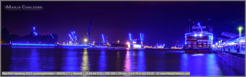 Blue Port Hamburg 2019 Blick vom Wassersteg auf die Landungsbrücken im Hamburger Hafen mit blauen Lichtern