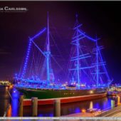 Blue Port Hamburg 2019 - Die Rickmer Rickmers ist ein Museumsschiff. Das alte Segelschiff ist mit einer blauen Lichterkette von Bug bis Heck über die Masten gespannt.